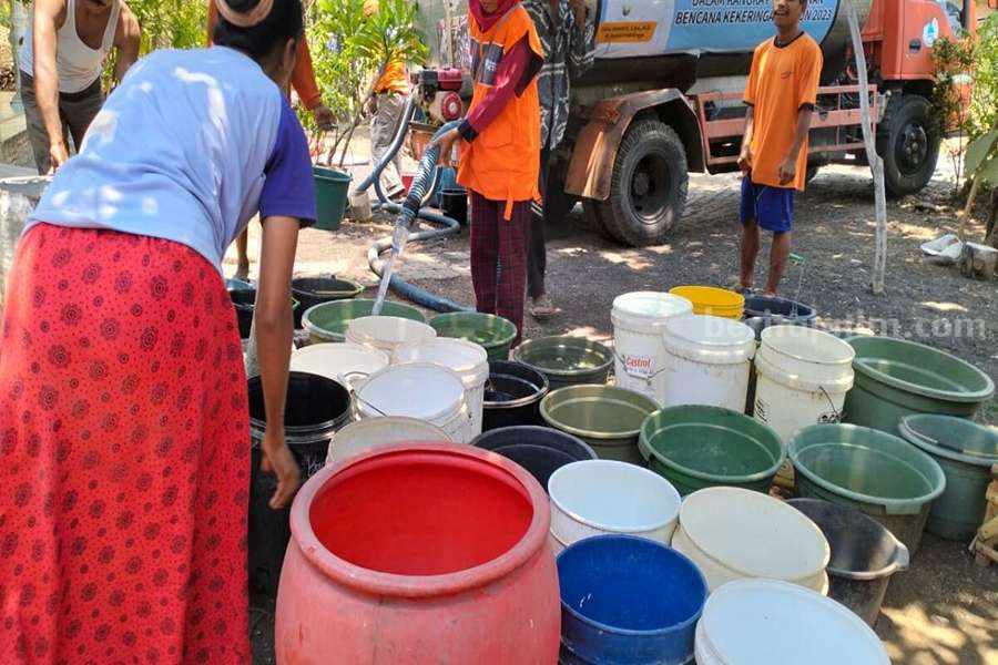 BPBD Kabupaten Probolinggo saat memberikan bantuan air kepada warga terdampak kekeringan.