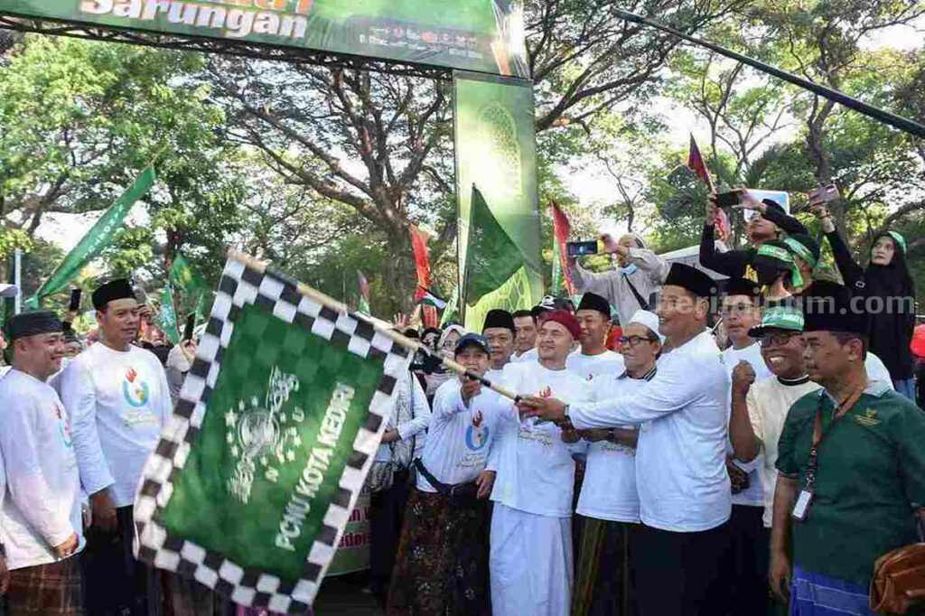 Walkot Kediri Berangkatkan Jalan Sehat Santri Sarungan 2023