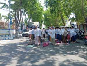 Sholat Istisqa untuk Palestina di depan gedung DPRD Sampang (Foto: Zamachsari/beritajatim.com)