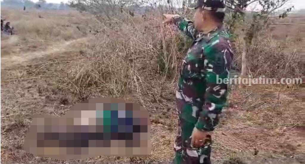 Warga Bangkalan Geger Temukan Mayat Pria Membusuk di Lahan Kosong Evakuasi mayat pria di lahan kosong (Foto: Zamachsari/beritajatim.com)