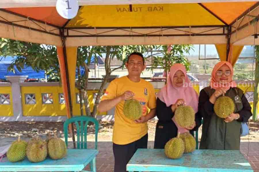 Desa Jlodro Tuban Berhasil Budidaya Durian Montong Dipamerkan dalam Festival Kepala Desa Jlodro, Kecamatan Kenduruan, Kabupaten Tuban saat memamerkan durian hasil budidaya di desanya.