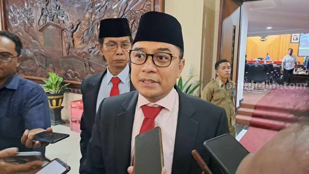 Serahkan Nota Keuangan R-APBD Surabaya 2024, Eri Cahyadi Prioritaskan Ini Wali Kota Surabaya Eri Cahyadi usai paripurna di DPRD Surabaya, Selasa (17/10/2023).