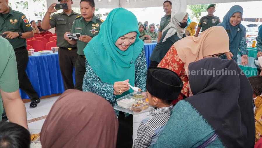 Bhakti sosial pemberian paket nutrisi untuk anak asuh stunting dari Kodim 0812 Lamongan.