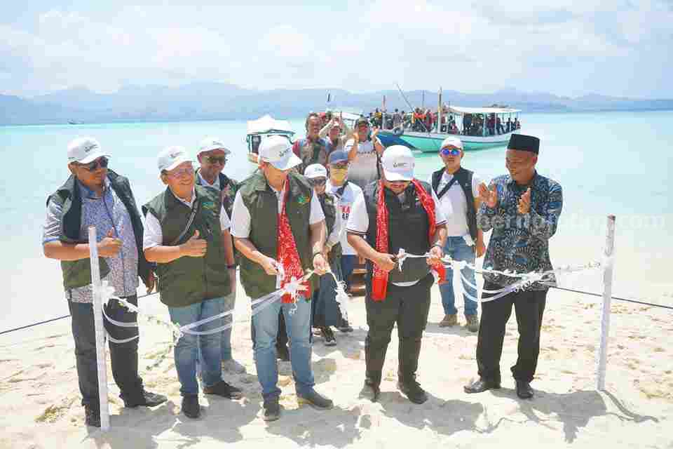 Foto peresmian eco wisata di Pulau Gili Bawean, Kabupaten Gresik.