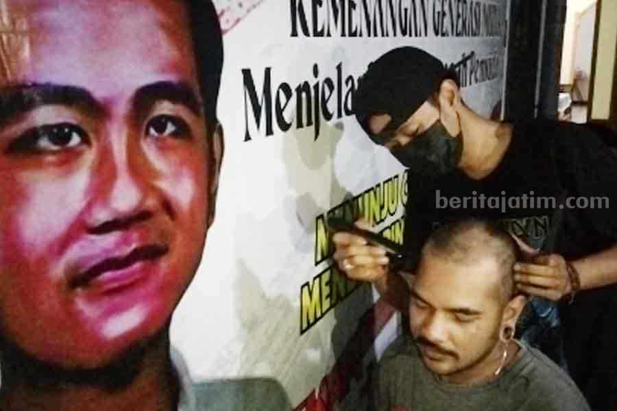 Cukur Gundul, Pemuda di Kabupaten Malang Ingin Gibran Jadi Cawapres 2024 Puluhan pemuda di Kabupaten Malang cukur gundul, Selasa (17/10/2023) malam.