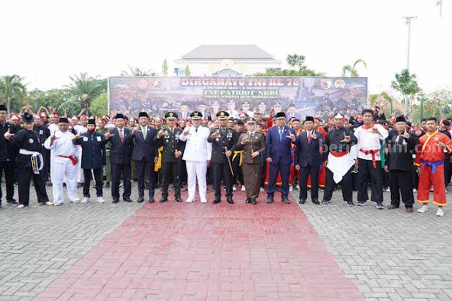Peringatan HUT ke-78 TNI yang berlangsung semarak di Alun-alun Lamongan.