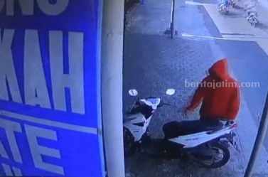 Pria Berjaket Merah Terekam CCTV Curi Motor di Jombang curanmor