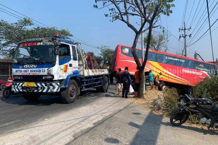 Kendaraan Bus Indonesia yang terlibat kecelakaan dengan motor Honda Vario di Kecamatan Jenu, Tuban. [Foto:Diah Ayu/beritajatim.com]