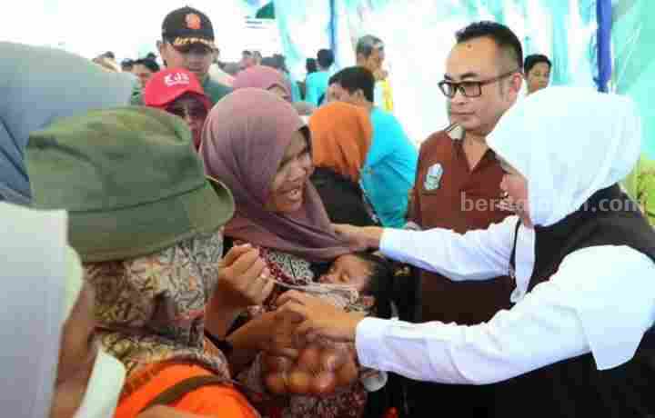 Gubernur Khofifah saat di Pasar Murah dalam rangka memeriahkan Hari Jadi Ke-78 Provinsi Jawa Timur, di Pamekasan.