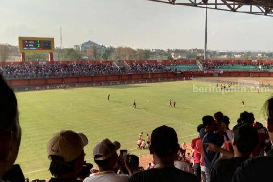 Suasana Madura United dan Dewa United.