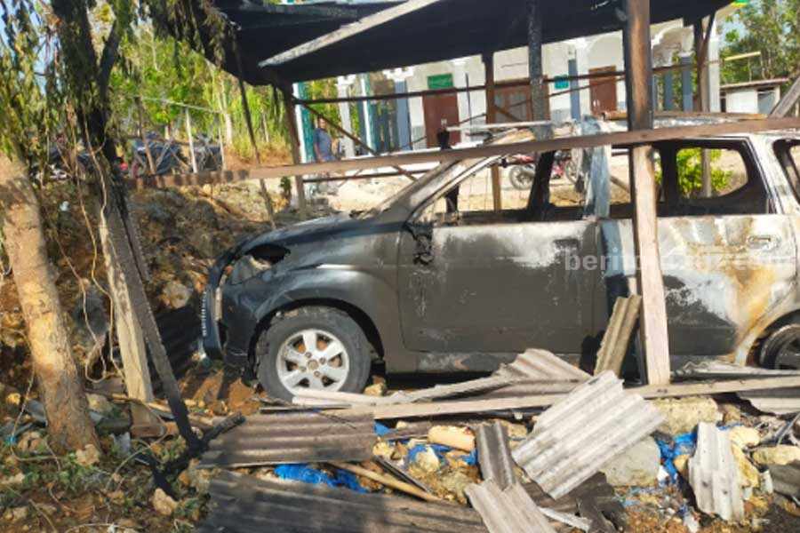 Ungkap Mobil Kiai di Sampang Terbakar Tunggu Hasil Lapfor Polda Jatim Kondisi mobil Kyai di Sampang yang terbakar Minggu malam (Foto: Zamachsari/beritajatim.com)
