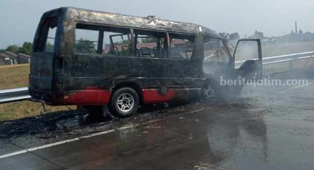 Minibus Terbakar di Tol Jombang, Penumpang Semburat jalan tol