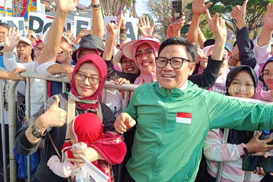 Para simpatisan berfoto bareng Cawapres Muhaimin Iskandar.
