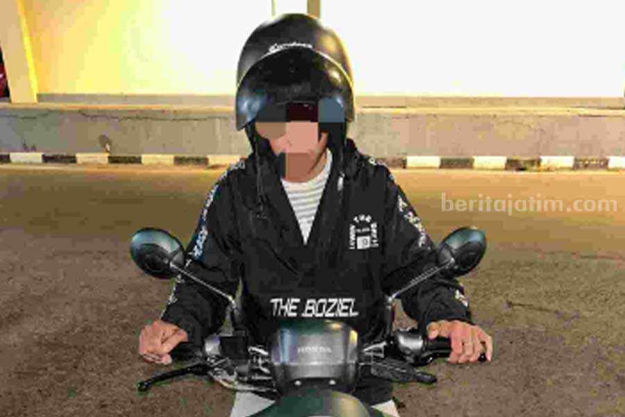 Pelaku saat diamankan di Polres Mojokerto bersama sepeda motor yang digunakan untuk melakukan aksi tak senonohnya. [Foto : ist]
