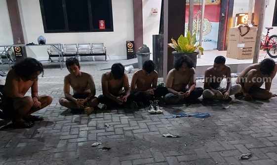 Polisi Ciduk Muda-mudi Pesta Miras di Trotoar Jombang razia gabungan