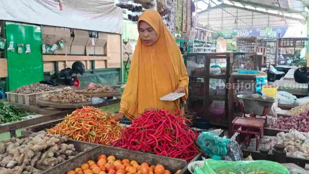 Pedagang cabai di Pasar Baru Tuban. [Foto:Diah Ayu/beritajatim.com]