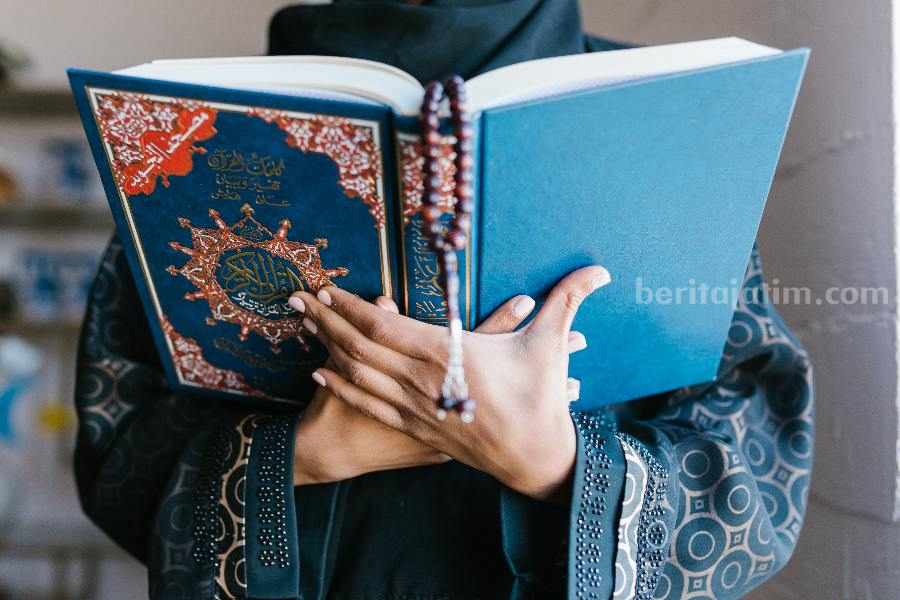 Umat Muslim Wajib Tahu, Ini Hukum Sumpah Demi Allah Menurut Islam Ilustrasi muslim sedang membaca A-Qur'an.(Sumber foto: RDNE Stock Project/pexels.com)