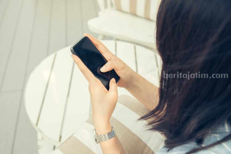 Ilustrasi seseorang yang gunakan aplikasi pinjaman online (Pinjol). (Sumber foto: Pexels/Tirachard Kumtanom)
