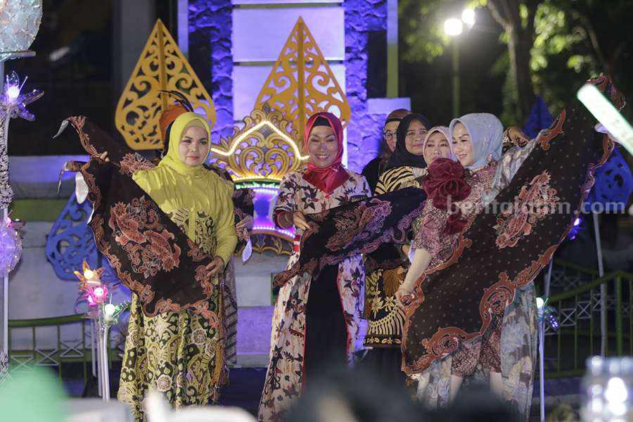 Sejumlah taplak batik tulis pengrajin asal Probolinggo saat dipamerkan.