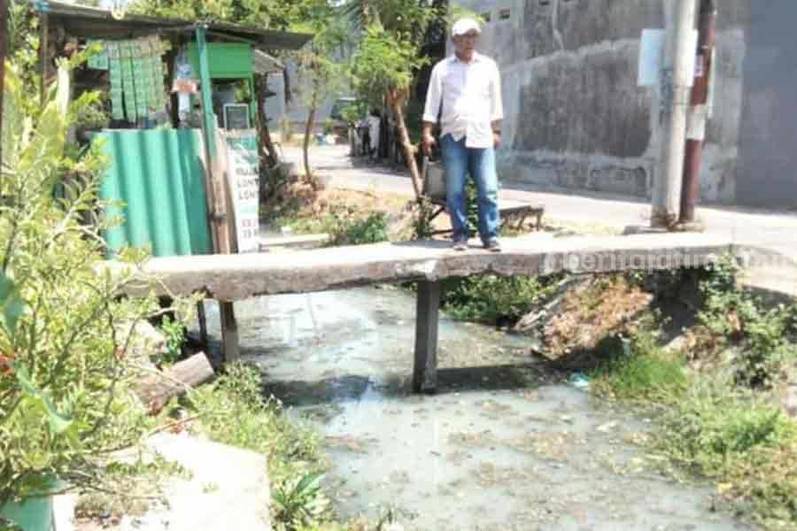 Kondisi sungai wilayah RT 2 Pagesangan yang selalu meluap dan menyebabkan banjir ketika hujan deras.