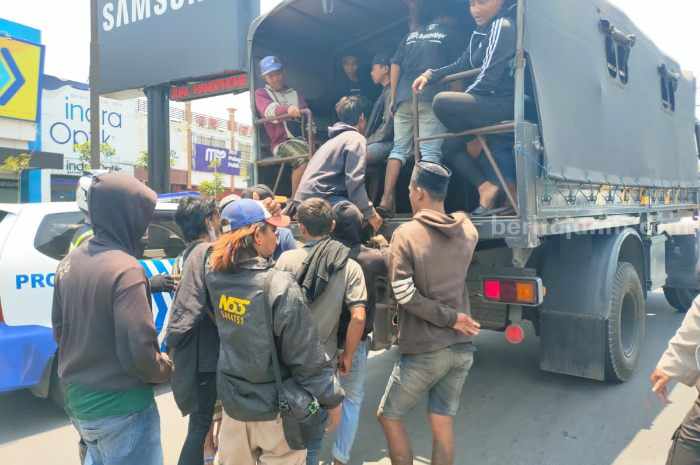 Nekat ke Kediri, Puluhan Bonek Terjaring, 1 Bawa Sajam suporter_11zon