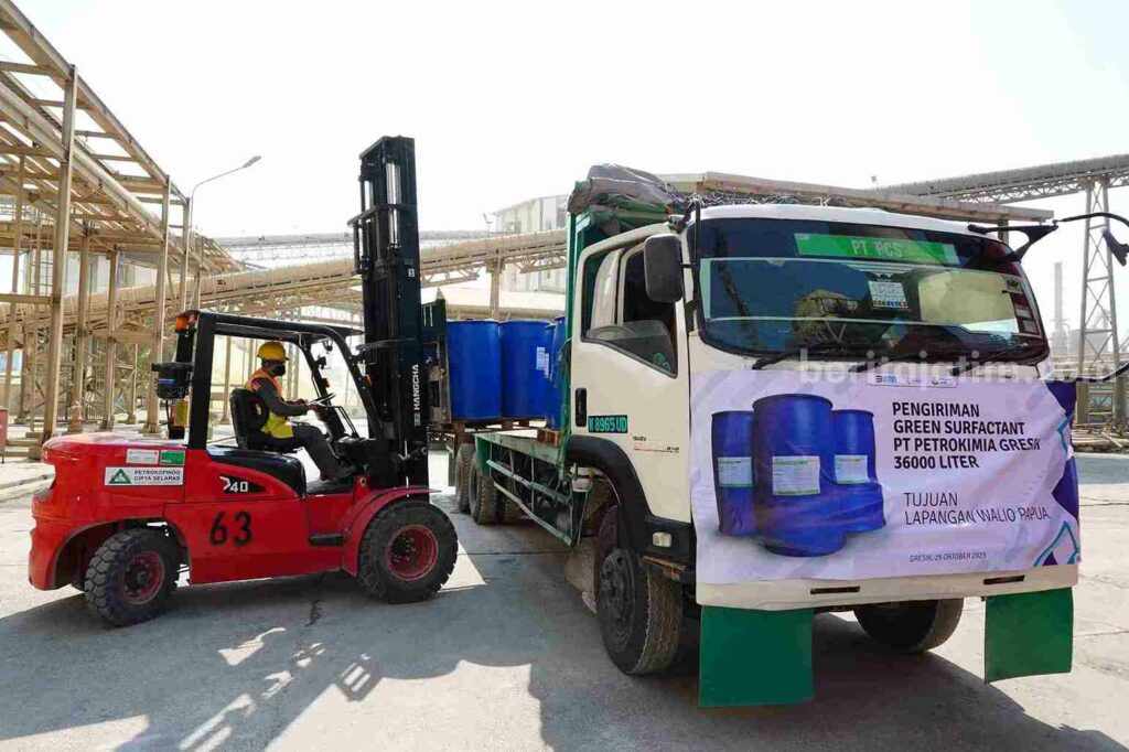 36 Ribu Liter Green Surfactant dikirim dari Pelabuhan Petrokimia Gresik ke Lapangan Walio Papua Barat