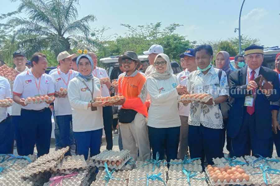 Sebanyak 10 Ribu Telur Dibagikan Gratis untuk Masyarakat Blitar Raya Kepala Disnakkan Jatim Indyah Aryani bersama Bupati Blitar membagikan telur kepada warga.