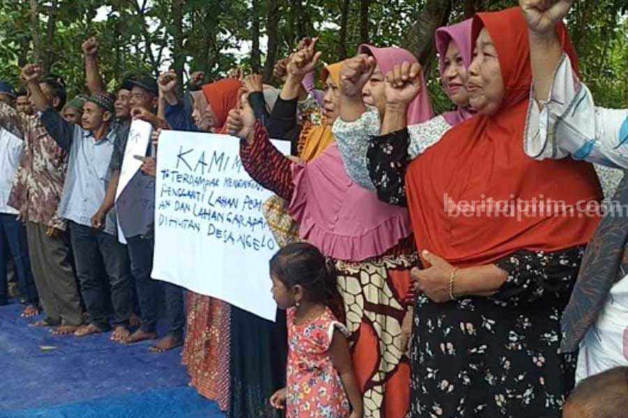 Warga Ngelo yang terdampak pembangunan bendung gerak Karangnongko saat melakukan penolakan ganti untung lahan terdampak.