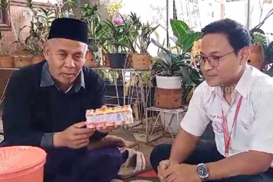 KH Marzuqi Mustamar menunjukkan bahwa Yakult tidak mengandung unsur karmin dalam produknya.