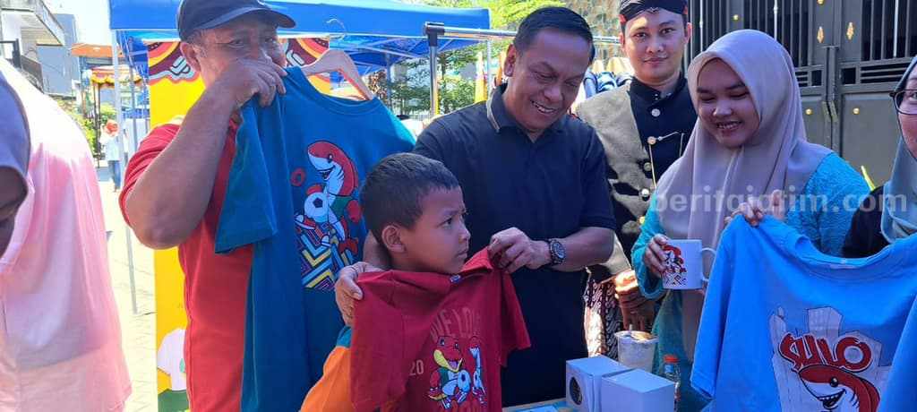 DPRD Surabaya Nilai Piala Dunia U-17 Momentum Dongkrak UMKM Wakil Ketua Komisi B DPRD Surabaya, Anas Karno saat memborong merchandise Piala Dunia U-17 produksi UMKM.