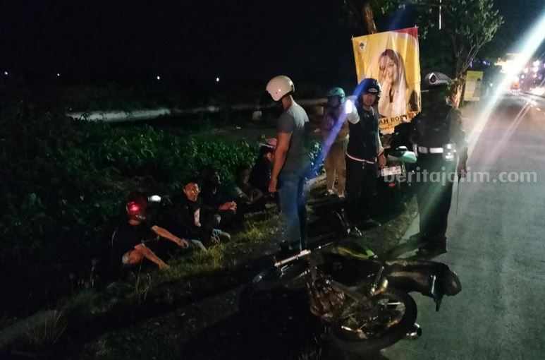 Para petugas kepolisian Polres Lamongan saat menindak para pembalap liar yang meresahkan masyarakat.