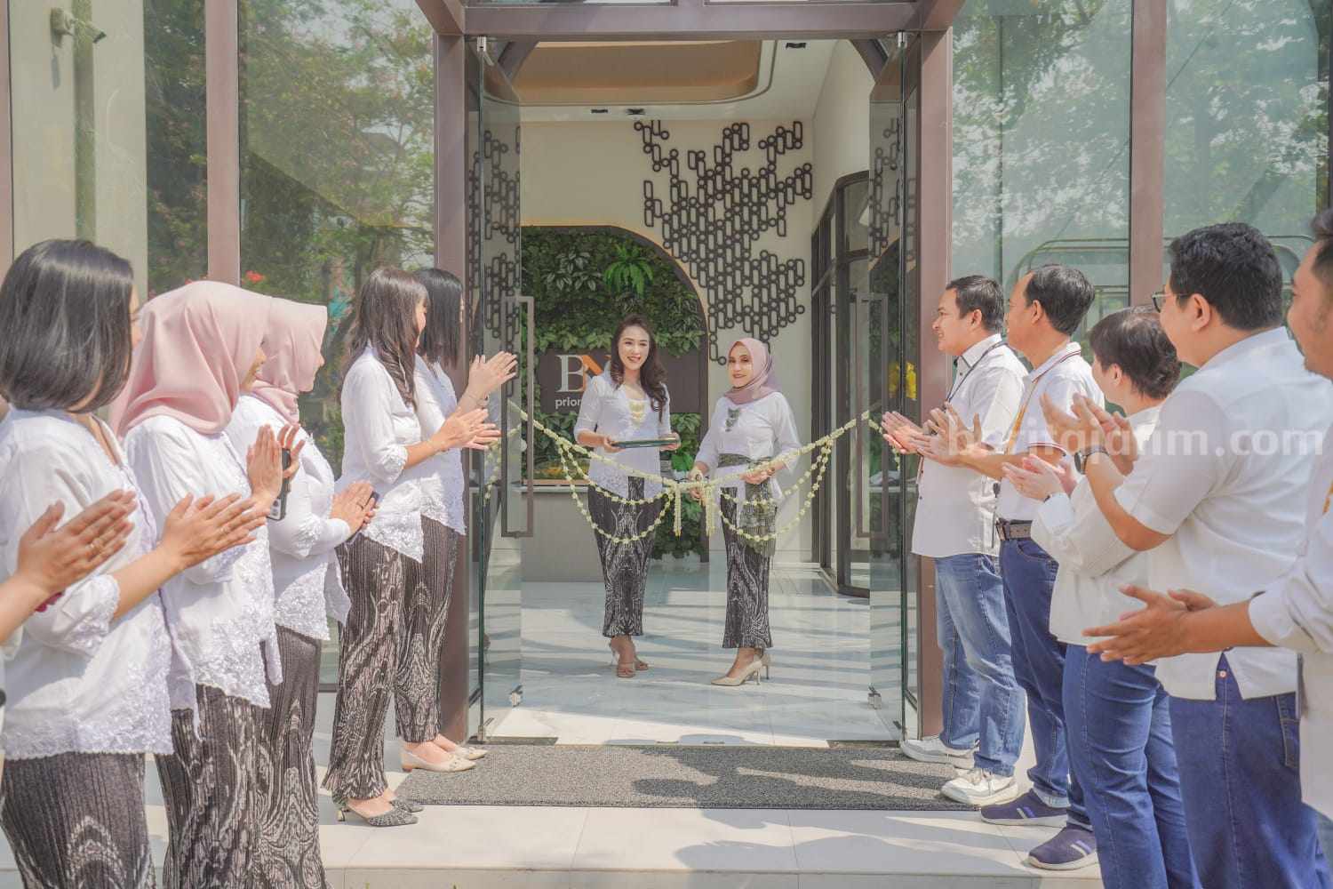 Branch Manager Surabaya PT Bank Neo Commerce, Tbk Diana Rety (kanan) melakukan prosesiPeresmian Smart Branch Surabaya (8/11/2023)
