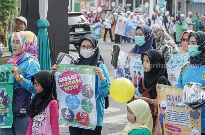 Peringatan Hari Kesehatan Nasional (HKN) ke-59 dan Kesehatan Jiwa Sedunia, yang digelar di Titik Nol KM, Alun-Alun Kabupaten Lamongan.