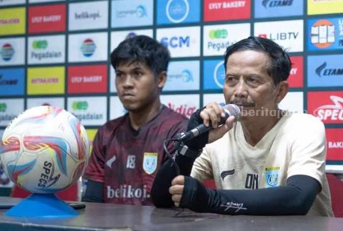 Pelatih Persela Lamongan, Djadjang Nurdjaman didampingi pemainnya Aldi Al Achya, saat konferensi pers jelang laga.