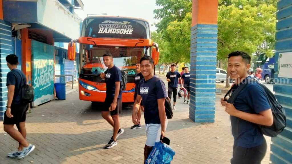Tim PSCS Cilacap yang tiba di Stadion Surajaya Lamongan, untuk menjalani latihan persiapan laga melawan Persela Lamongan.