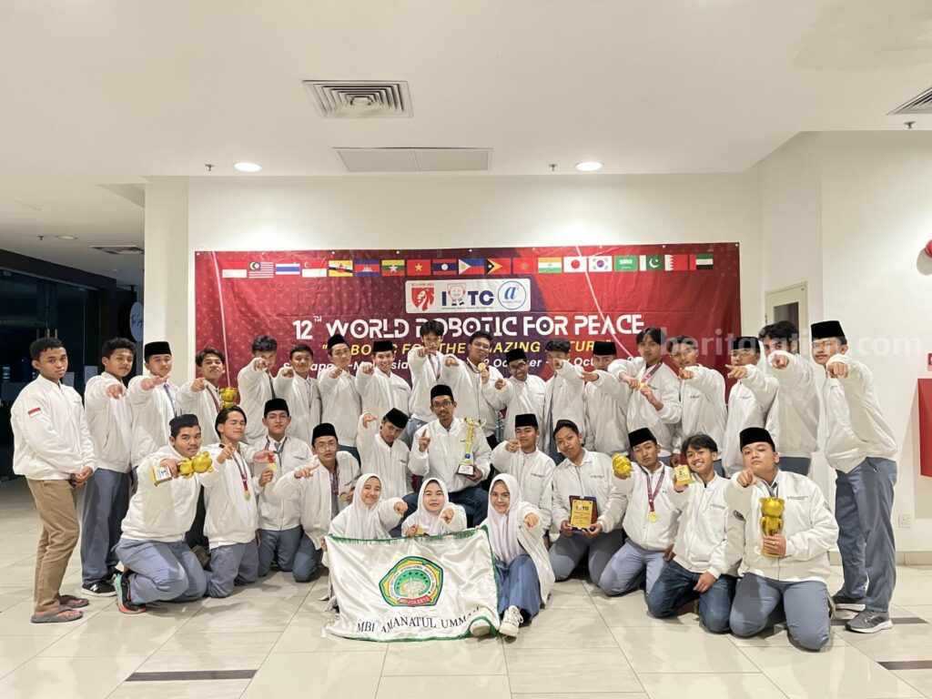 Para santri MBI Amanatul Ummah saat berpose usai berhasil meraih berbagai juara dalam banyak kategori lomba di 12th World Robotic For Peace di Ballroom GBW Hotel Johor Malaysia.