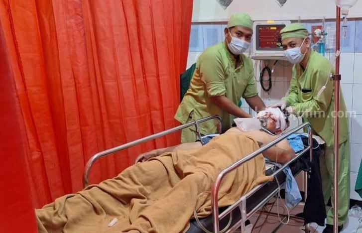 Korban penganiayaan dalam bentrokan antar suporter, saat dirawat di RS, usai pertandingan voli, di Kecamatan Turi, Lamongan.