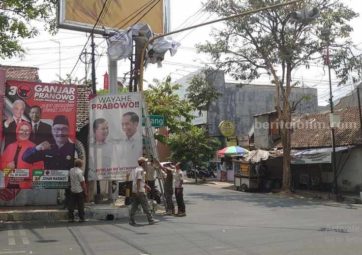 Bawaslu melakukan penertiban baliho yang ada di Kota Blitar.