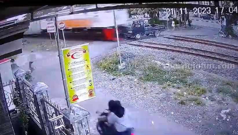 Pikap Mogok di Rel, Ringsek Tertabrak KA di Lamongan, Pengemudi Lompat dan Selamat Hasil tangkapan latar CCTV yang menunjukkan saat detik-detik mobil pikap dihantam KA di perlintasan rel Desa Pucuk, Kecamatan Pucuk, Kabupaten Lamongan.