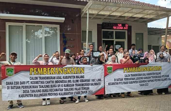 Kepala Disnaker Kabupaten Malang, Yoyok Wardoyo, memberangkatkan dua kepala keluarga asal Pakisaji dan Lawang, dalam program Transmigrasi Luncuran dan Reguler menuju Sulawesi dan Kalimantan , Rabu (22/11/2023).