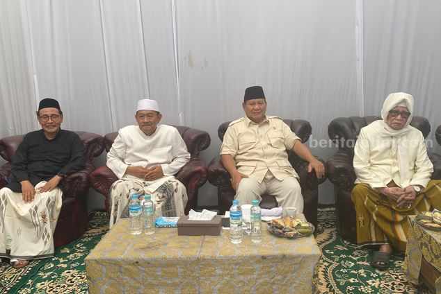 Prabowo Subianto calon presiden bersama KH Ubaidillah Faqih Pengasuh Ponpes Langitan dan KH Anwar Manshur Pengasuh Tertinggi Ponpes Lirboyo Kediri. [foto: Diah Ayu/beritajatim.com]