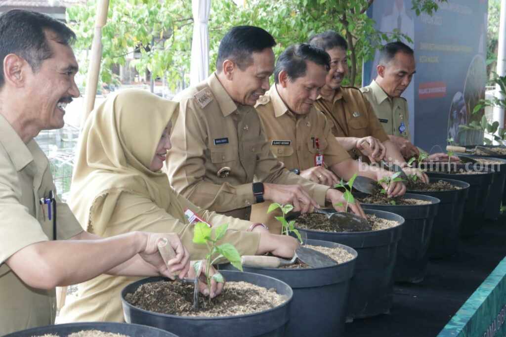 Penanaman cabai bersama Pj Wali Kota Malang, Wahyu Hidayat. (Prokompim Kota Malang).