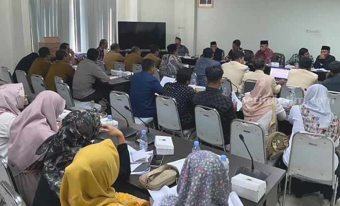 Peserta yang mengikuti seleksi perangkat desa di Sokosari saat mengadu ke DPRD Tuban. [Foto : Diah Ayu/beritajatim.com]