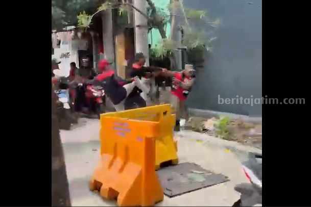 Potongan rekaman video anggota Satpol PP Surabaya dianiaya sejumlah massa buruh saat melakukan tugas menjaga pendistrian, Kamis (30/11/2023).
