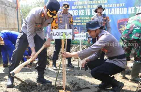 Cegah Tsunami, 1000 Pohon Mangrove Ditanam di Pantai Malang Selatan Kapolres Malang AKBP Putu Kholis Aryana, memimpin langsung penanaman 1000 pohon mangrove di Pantai Wonogoro, Kecamatan Gedangan, Kabupaten Malang, Kamis (30/11/2023).