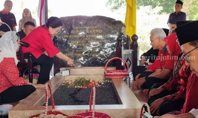 Megawati Soekarnoputri berdoa di pusara makam Bung Karno Kota Blitar.
