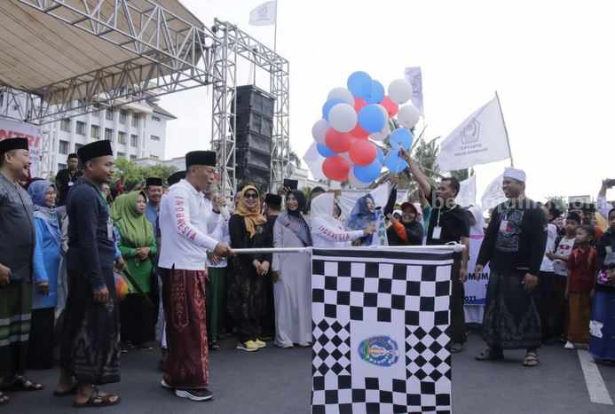 Bupati Sugiri Sancoko saat memberangkatkan jalan sehat yang diikuti oleh puluhan ribu santri dari penjuru Ponorogo. (Foto/Kominfo Ponorogo)