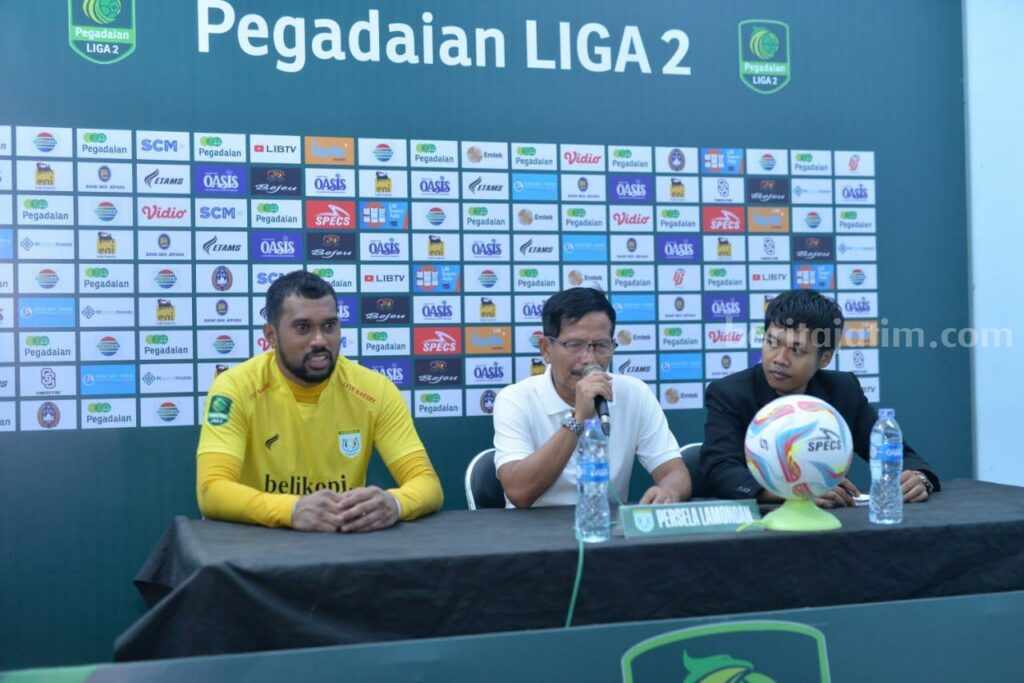 Pelatih Persela Lamongan Djadjang Nurdjaman didampingi penjaga gawang Persela Samuel Charlheins Reimas.