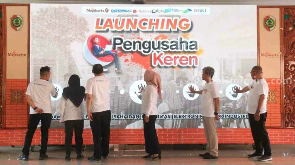 Caption : Bupati Mojokerto Ikfina Fahmwati meresmikan aplikasi Pengusaha Keren berbasis platform digital di Pendopo GMT, Pemkab Mojokerto. [Foto : ist]