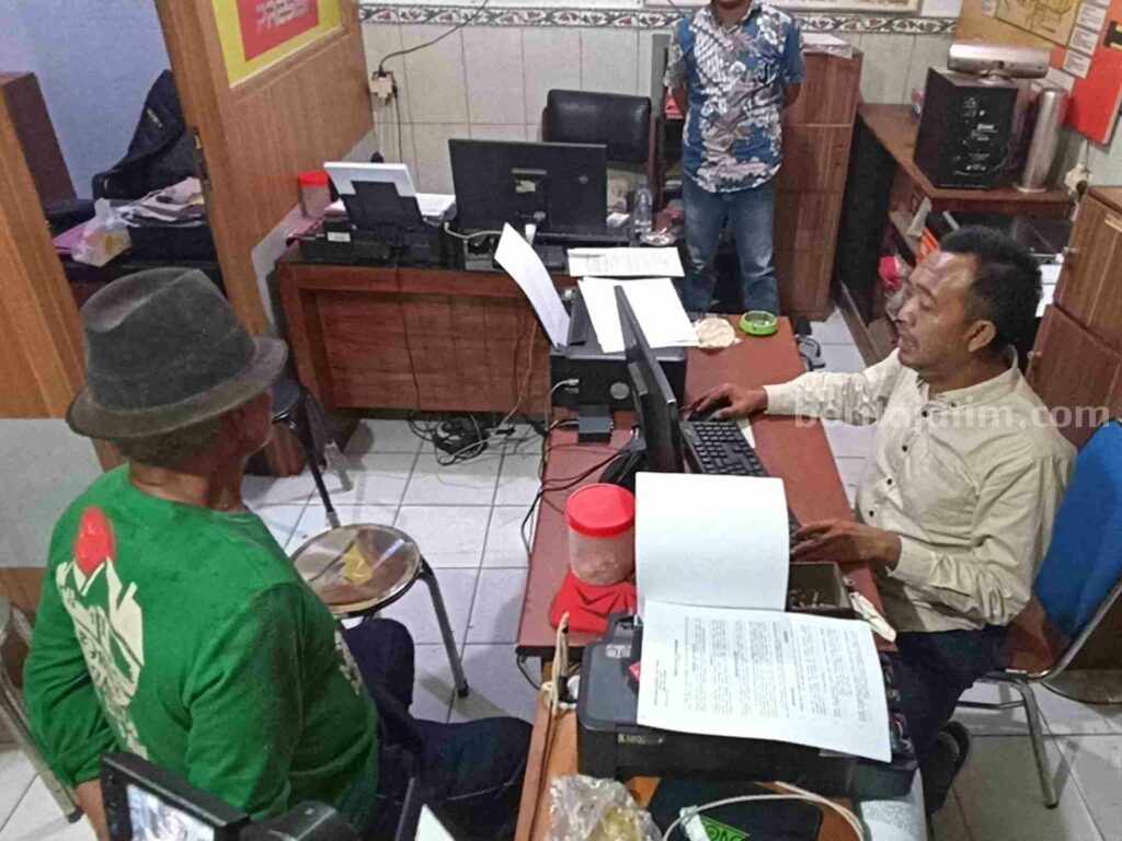Pelaku memakai kaos hijau saat diperiksa oleh Unit Reskrim Polsek Tuban kota. [Foto:Diah Ayu/beritajatim.com]